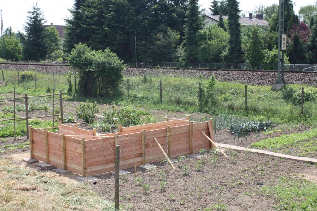Hochbeet aus Holz im Vereinsgarten