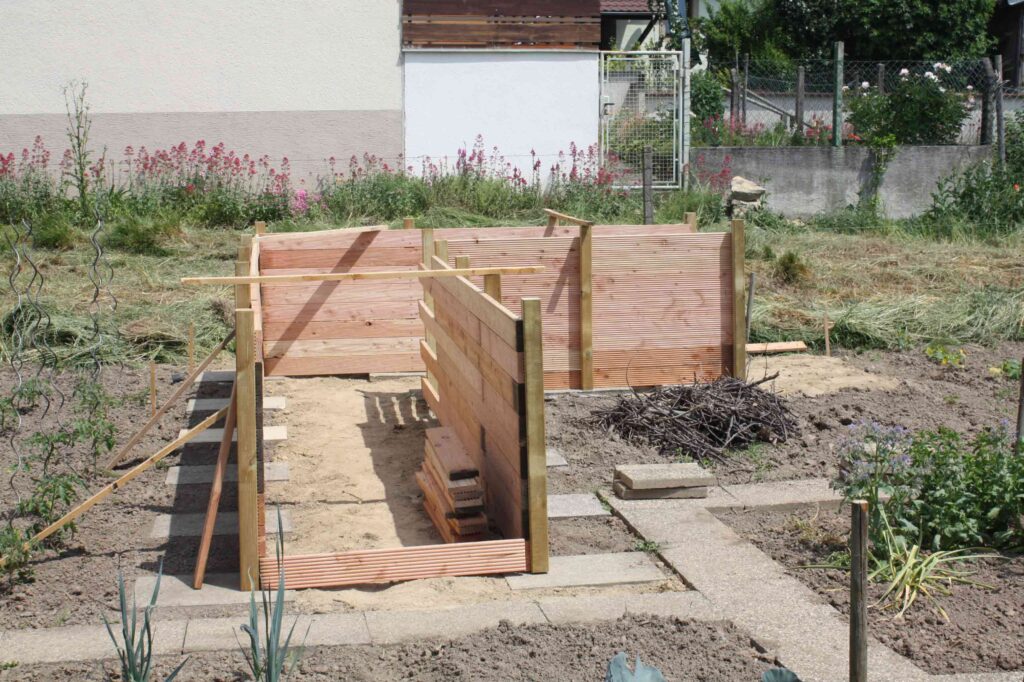 Hochbeete aus Holz im Bau