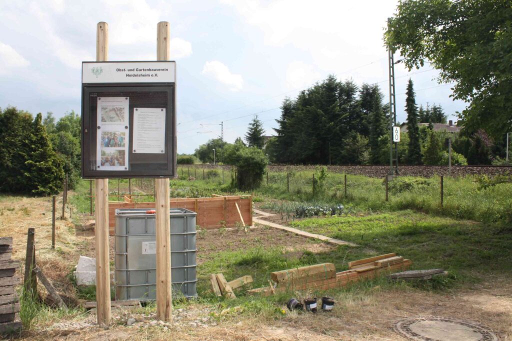 Infotafel des Vereins im Vereinsgarten
